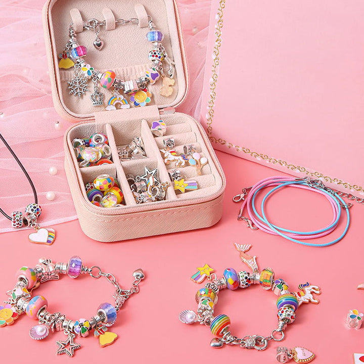 Nahaufnahme von schimmernden Perlen und verschiedenen Charms für DIY-Kinderarmbänder.