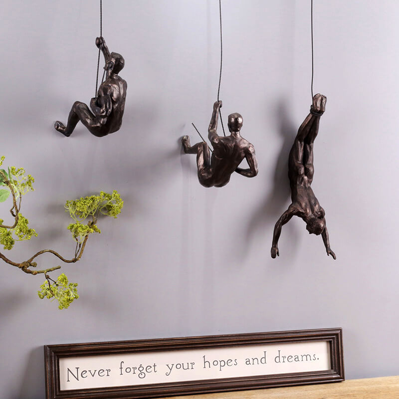 Zeitlose Kletterer Wandkunst aus Harz; elegante Skulptur für moderne Dekoration.
