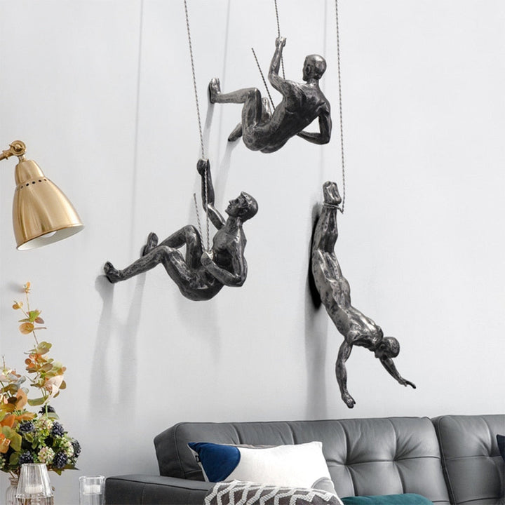 Abenteuerliche Kletterer Wandfigur; robuste Harz- & Eisen-Skulptur für Wandmontage.
