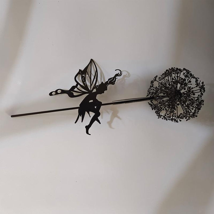 Filigrane Fee auf Löwenzahn als wetterfeste Outdoor-Skulptur, kreative Gartengestaltung.