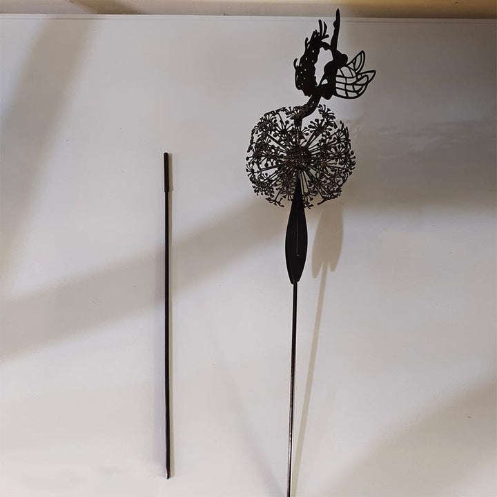 Garten-Kunst: Verzaubernde Fee & Löwenzahn Skulptur aus Metall, stilvolle Gartendekoration.