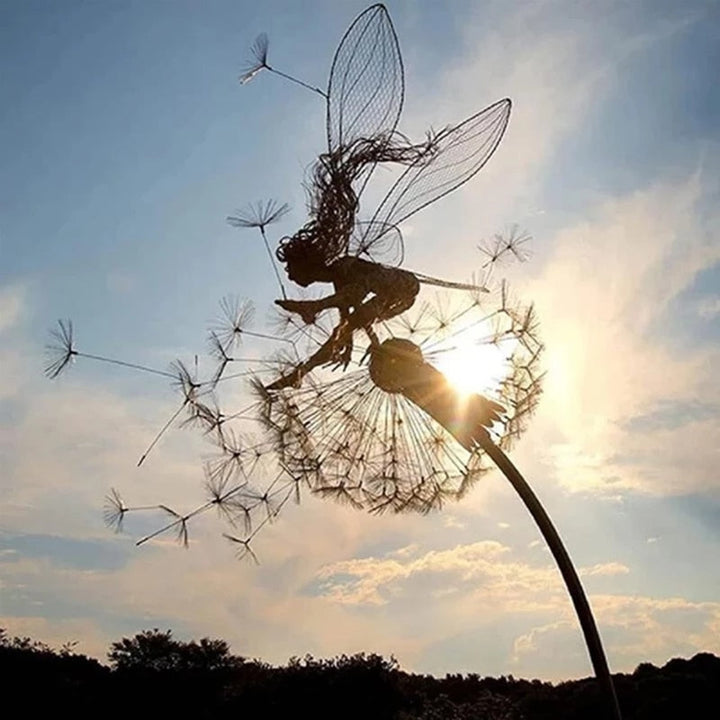 Gartenfigur Fee auf Löwenzahn, aus Metall gefertigt, märchenhafte Gartendekoration.