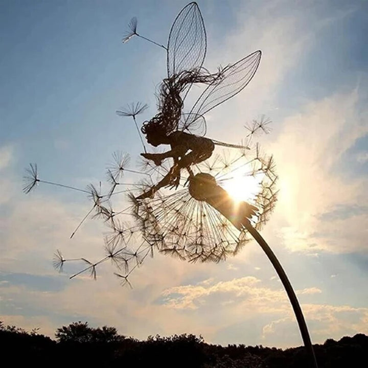 Feengarten Deko Skulptur aus Metall, filigrane Fee auf Pusteblume für den Garten.