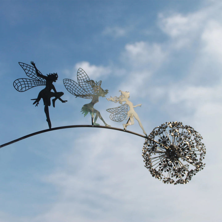 Einzigartige Feengarten Skulptur, Metallfigur einer Fee auf Löwenzahn, Outdoor Kunst.