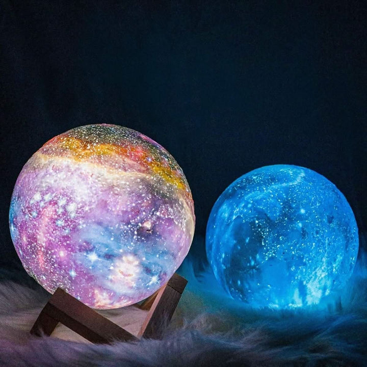 Magische 3D Mondlampe mit 16 Farben, dimmbar, auf Holzständer. Ideales Nachtlicht für Schlafzimmer.