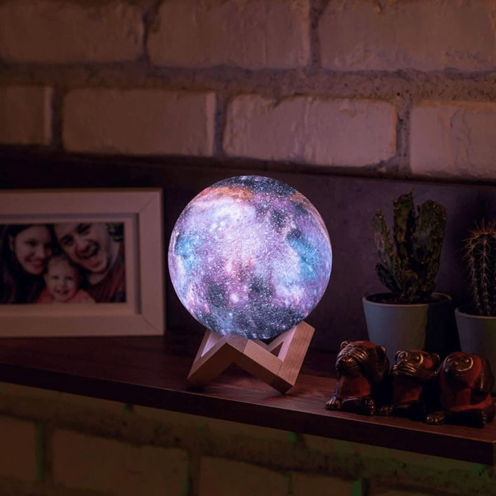 Einzigartige 3D Mondlampe als Geschenkidee. Nachtlicht mit 16 Farben & Holzständer für Kinder/Erwachsene.