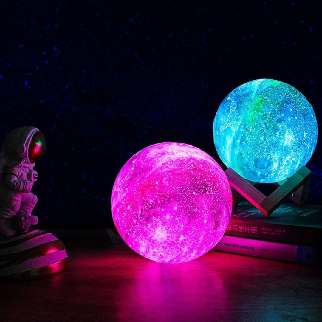 Detailgetreue 3D Mondlampe mit stabiler Holzbasis. 16 Farben LED Licht für gemütliche Atmosphäre. USB-Kabel.