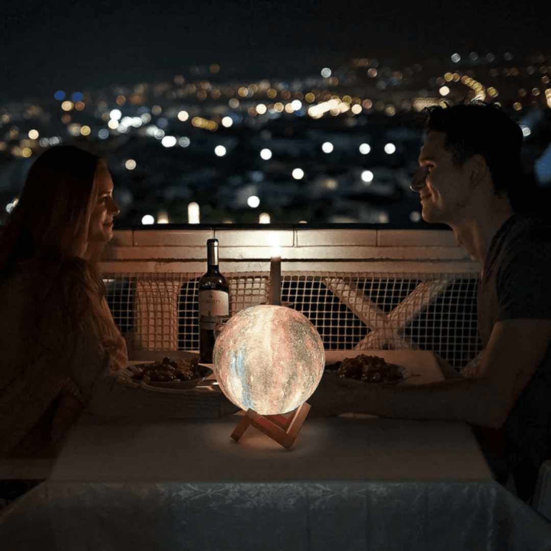 Dekorative 3D Mondlampe als Nachtlicht. 16 Farben LED-Beleuchtung mit Holzständer für Schlafzimmer & Wohnzimmer.