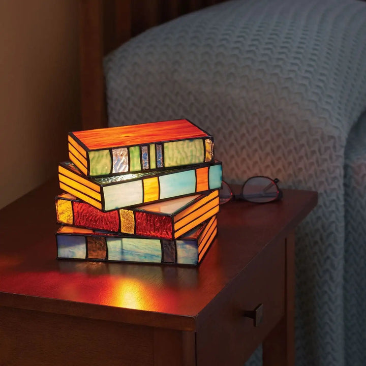 Magische Buchlampe IllumiBook für gemütliche Lesemomente, faltbar als stimmungsvolle Dekolampe im Wohnzimmer.