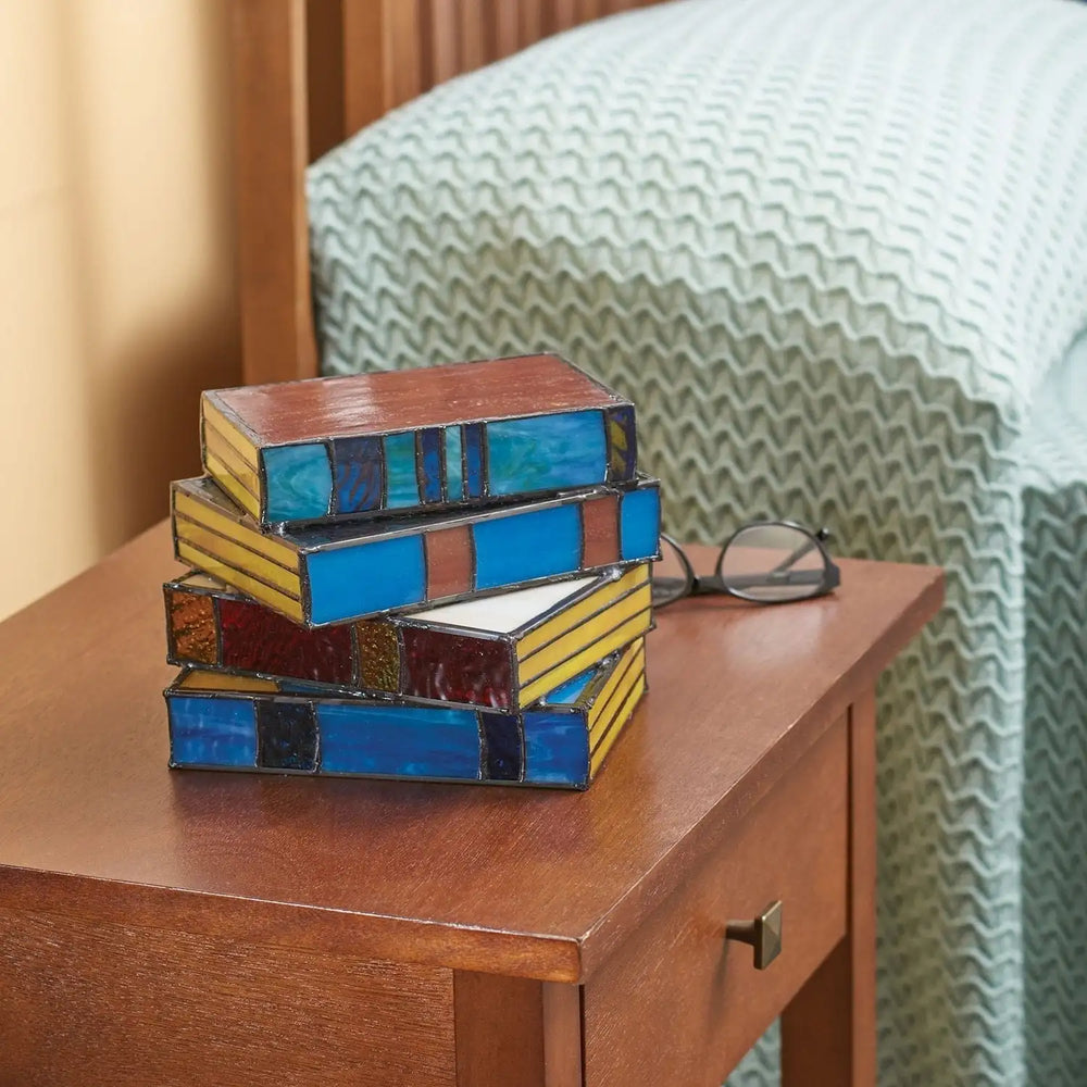 Kunstvolle IllumiBook Leselampe in Buchform, perfekt für Schlafzimmer als Beleuchtung oder stilvolle Geschenkidee.