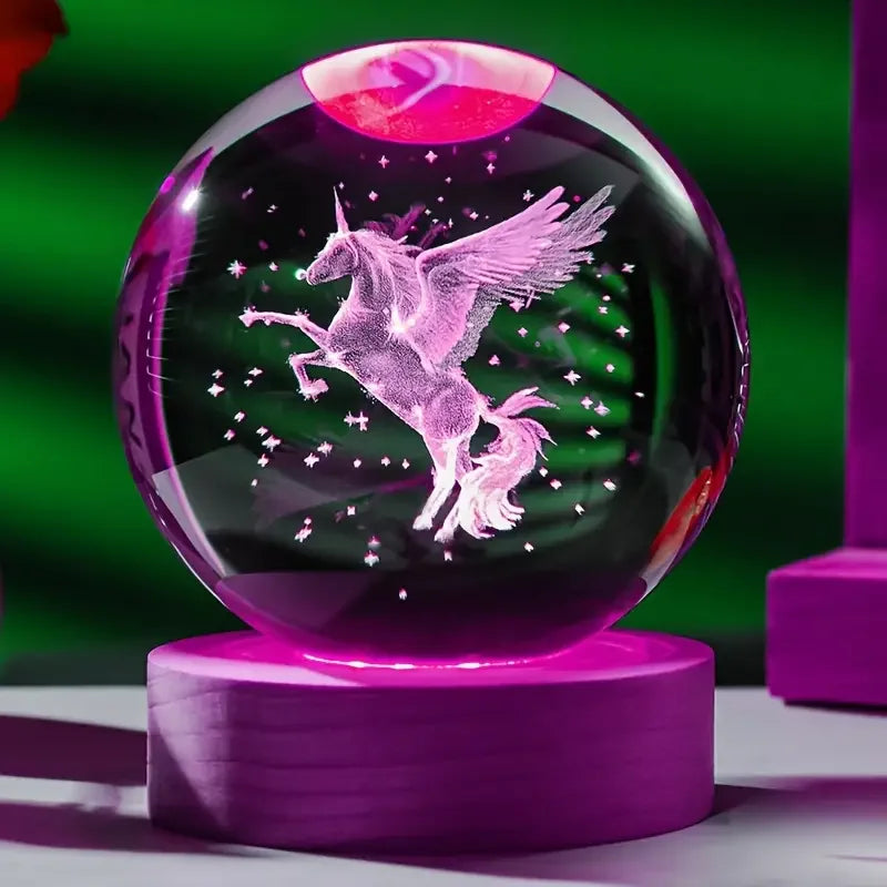 Magische Einhorn Kristallkugel mit 3D-Gravur, LED-Farbwechsel-Licht und stilvollem Holzsockel. Perfektes Nachtlicht.