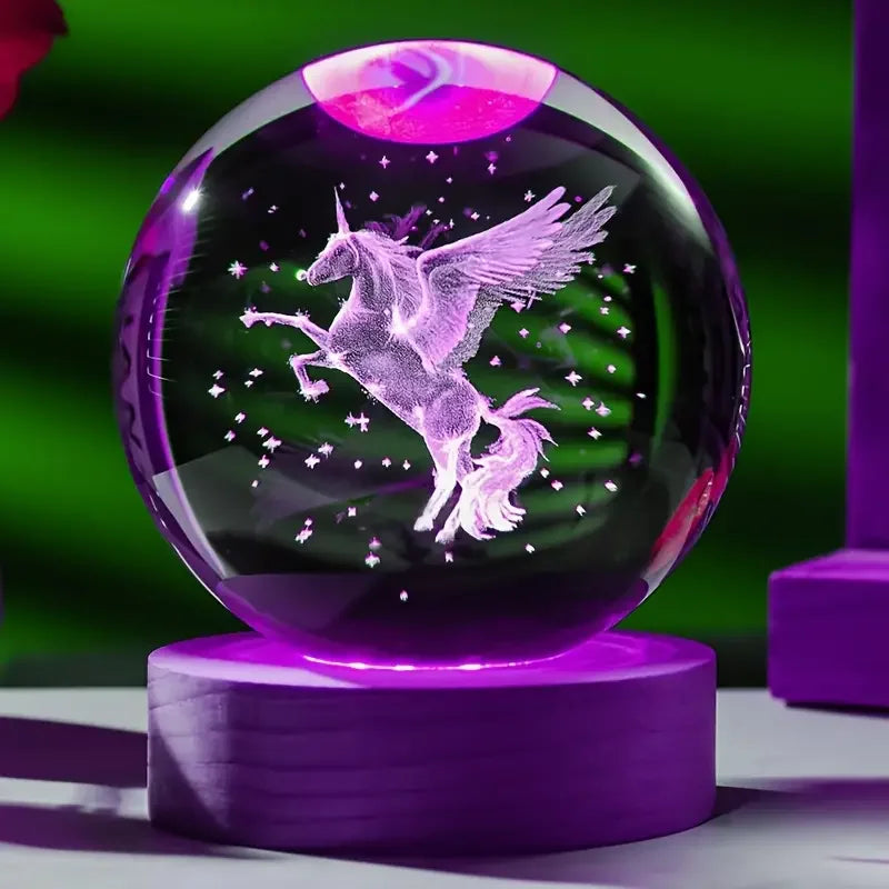 Einhorn Kristallkugel als magisches Geschenk mit LED-Farbwechsel. 3D-Gravur des Einhorns auf elegantem Holzsockel.