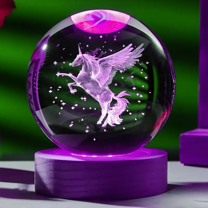 Einhorn Kristallkugel als magisches Geschenk mit LED-Farbwechsel. 3D-Gravur des Einhorns auf elegantem Holzsockel.