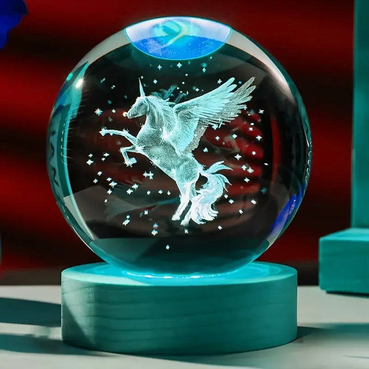 Detailreiche Einhorn 3D-Gravur in magischer Kristallkugel mit LED-Farbwechsel. Fantasy-Dekoration auf Holzsockel.