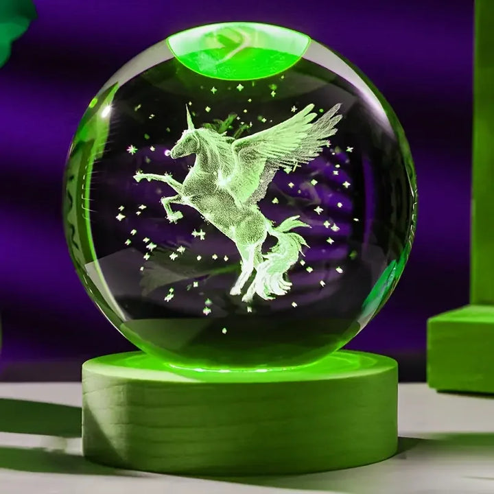 Einzigartige Einhorn Kristallkugel mit leuchtendem LED-Farbwechsel. Magisches Stimmungslicht mit 3D-Einhorn auf Holzsockel.