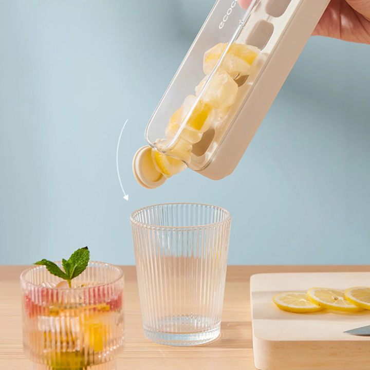 Magische Eiswürfelbox aus Plastik, hygienisch und einfach zu bedienen für schnelle Eiswürfel im Sommer.