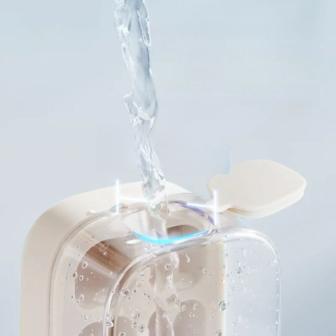 Moderne Eiswürfelbox aus BPA-freiem Plastik für einfache und saubere Eiswürfel. Perfekt für Küche & Getränke.