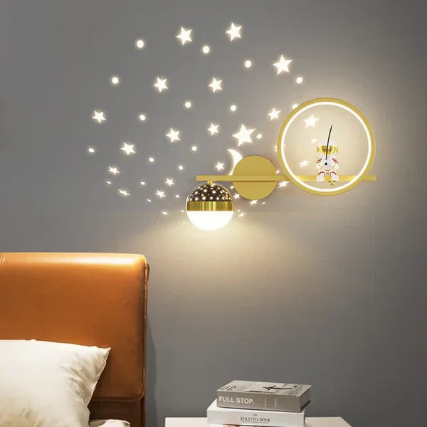 Sichere Kinderzimmerleuchte, Wandlampe mit verstellbarem Licht. Tolle Geschenkidee für Kinder.