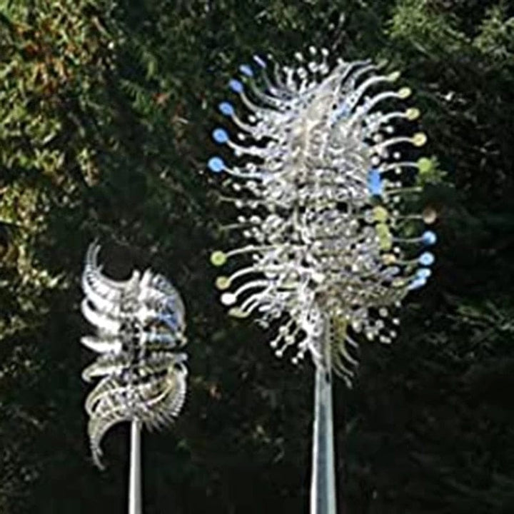 Detailaufnahme der kinetischen Metall-Windmühle, robustes Windspiel, elegantes Design für den Garten.