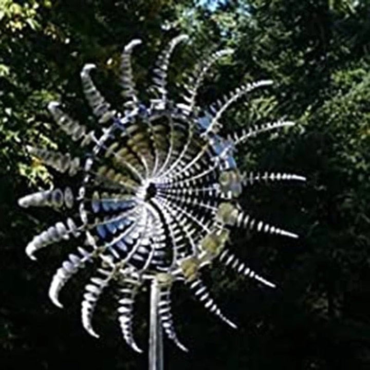Große kinetische Metall-Windmühle im Garten, schafft magische Atmosphäre, perfekte Gartendekoration.