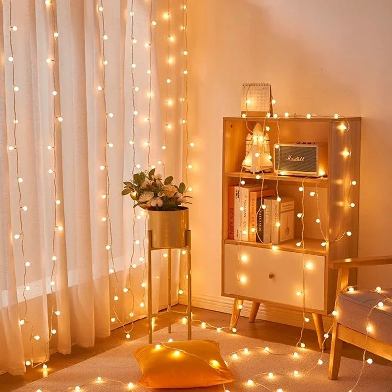 Funkelnde LED Starlight Lichterkette als stilvolle Innenbeleuchtung & Partydeko, schafft magische Atmosphäre.