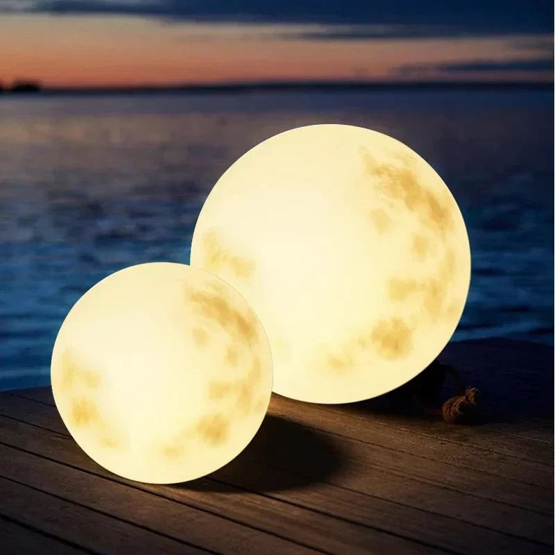 Magische LunaGlow Mondlicht Gartenlampe, warmweißes LED-Licht für stimmungsvolle Außenbeleuchtung im Garten.