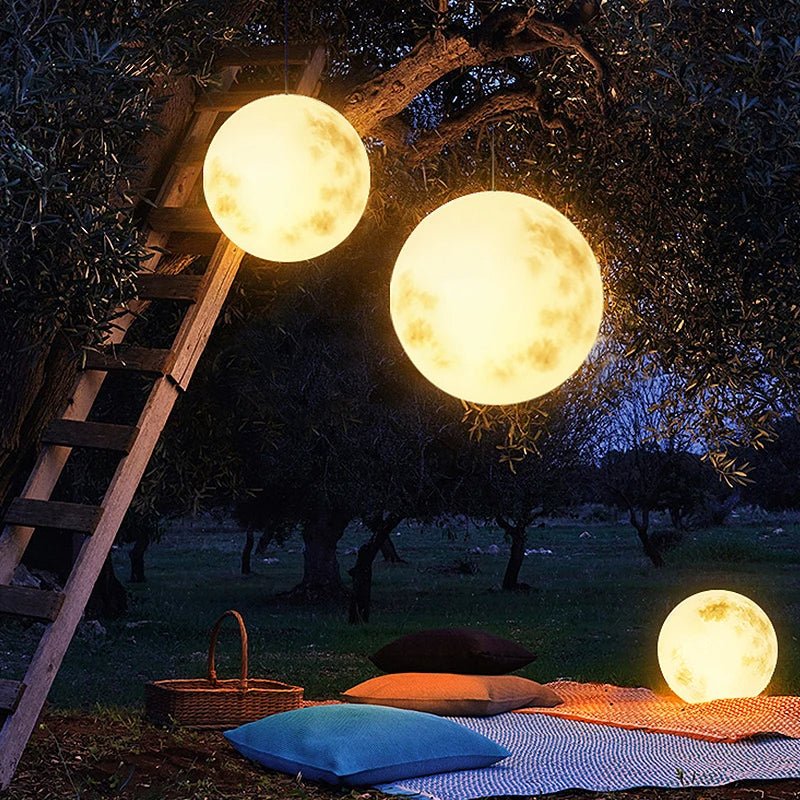 Wetterfeste LunaGlow Mondlicht Gartenlampe mit USB, ideal als LED-Außenbeleuchtung für Terrasse & Balkon.