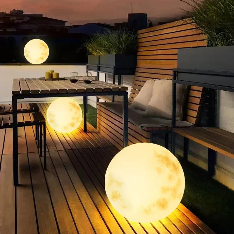 Dekorative LunaGlow Mondlicht Gartenlampe mit warmweißer LED, schafft magisches Ambiente im Garten.