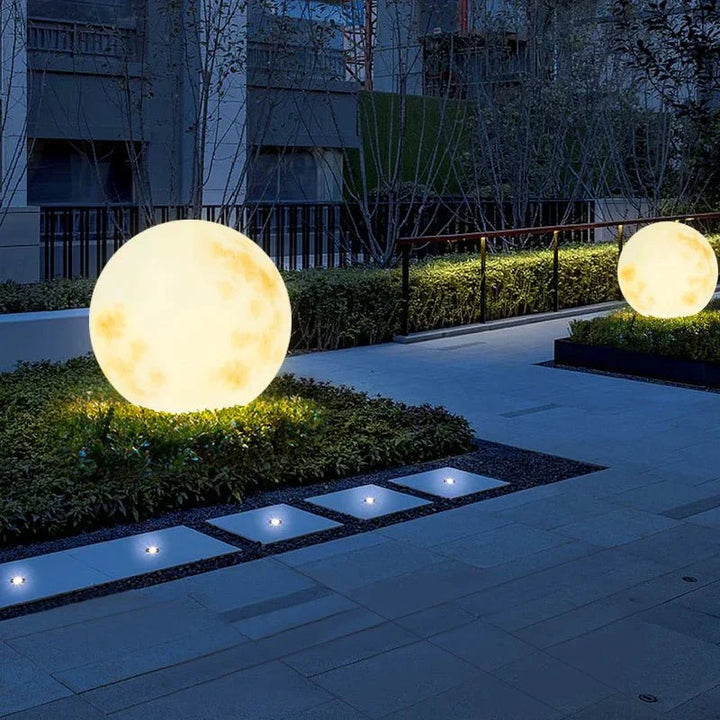 Stimmungsvolle LunaGlow Mondlicht Gartenlampe als LED-Außenbeleuchtung für Gärten, Terrassen und Balkone.