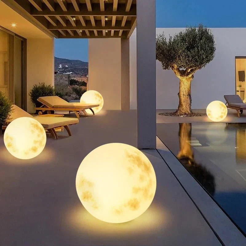 USB-aufladbare, wetterfeste LunaGlow Mondlicht Gartenlampe. Warmweißes LED-Licht für zauberhaftes Gartenambiente.