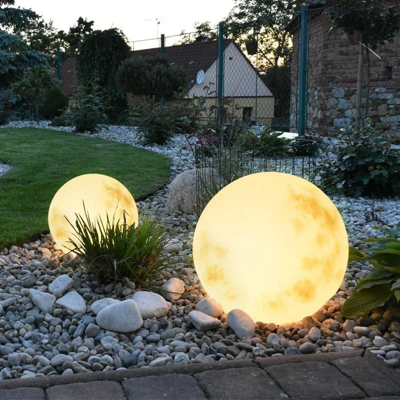LunaGlow magische Mondlicht Gartenlampe: Wetterfeste LED-Außenleuchte für stimmungsvollen Garten, Terrasse & Balkon.