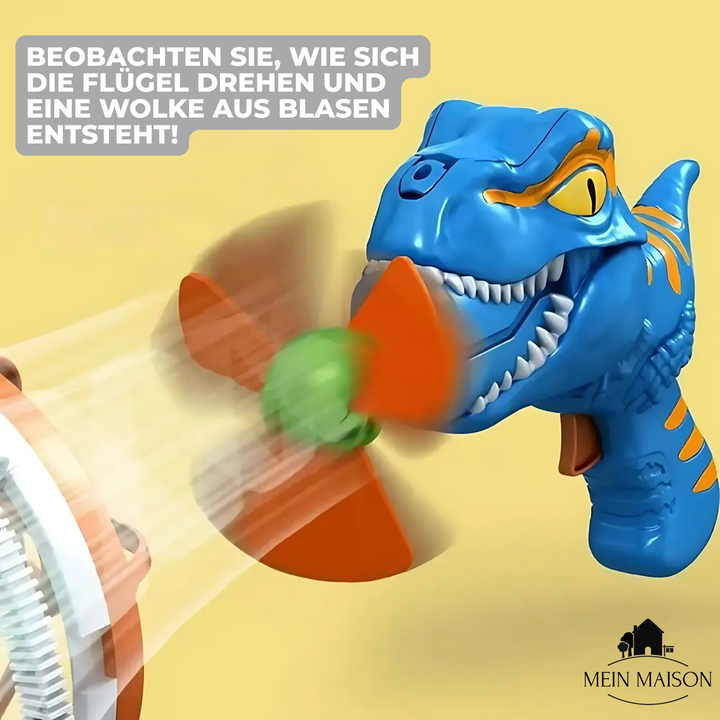 Glückliches Kind spielt mit magischem Seifenblasen-Dinosaurier im Garten, viele Blasen, aktives Spiel.