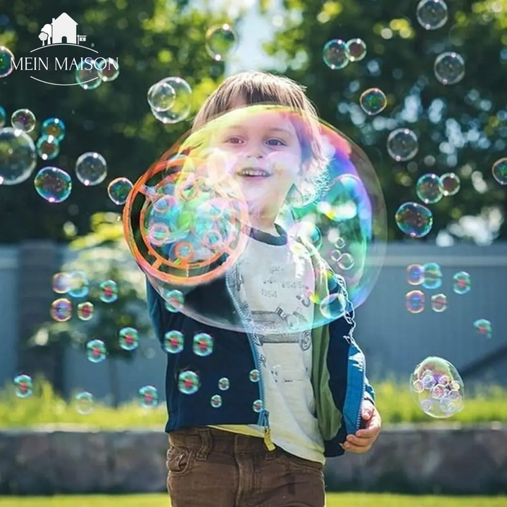 Wunderschöne Seifenblasen des Dinosaurier-Bubbelmaschine, schimmernd in der Sonne, Outdoor-Spaß.