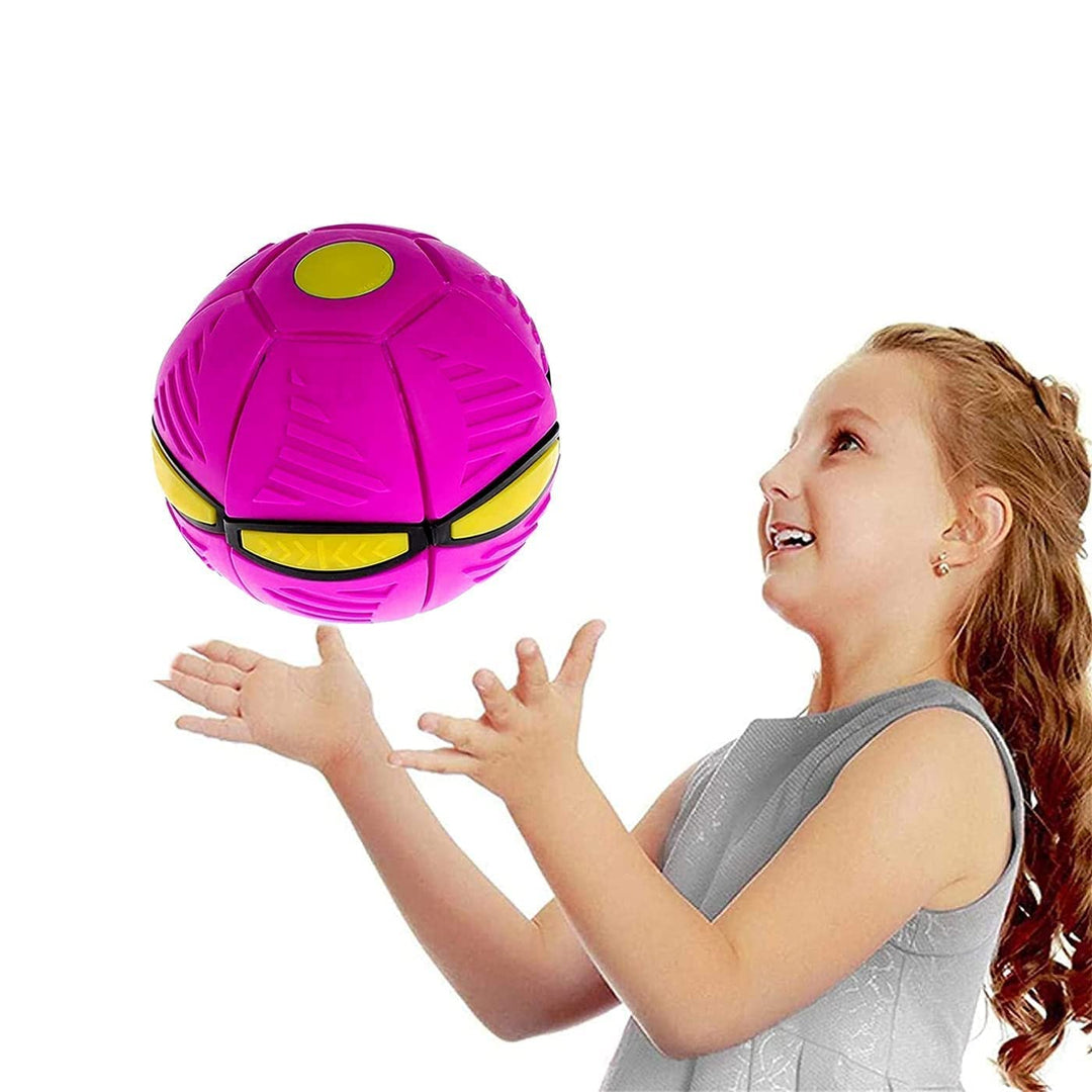 Detailaufnahme des Verwandlungsballs in Bewegung, von fliegender Scheibe zu Sportball für Kinder transformierend.
