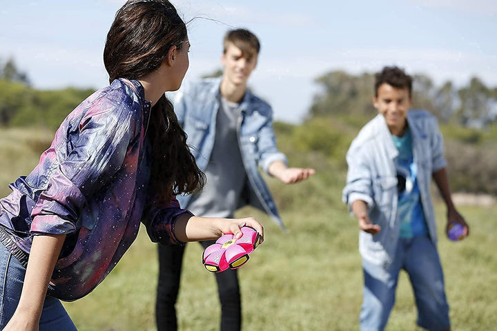 Kinder spielen aktiv mit dem Outdoor Verwandlungsball, der sich von fliegender Scheibe zu einem lustigen Spielball wandelt.