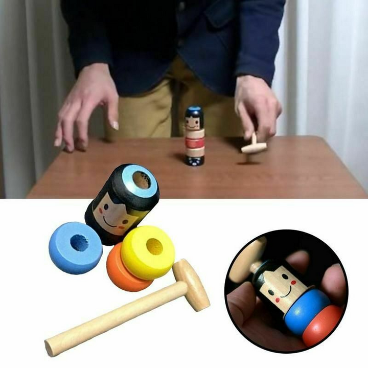 Kind lacht beim Spiel mit dem Unzerbrechlichen Mann, einem lustigen Zauberspielzeug & interaktiven Kinderspielzeug.