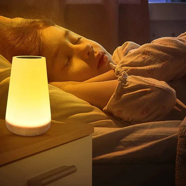 Kabelloses USB-aufladbares LED Nachtlicht. Diese magische Tischlampe spendet beruhigendes Ambiente-Licht überall.