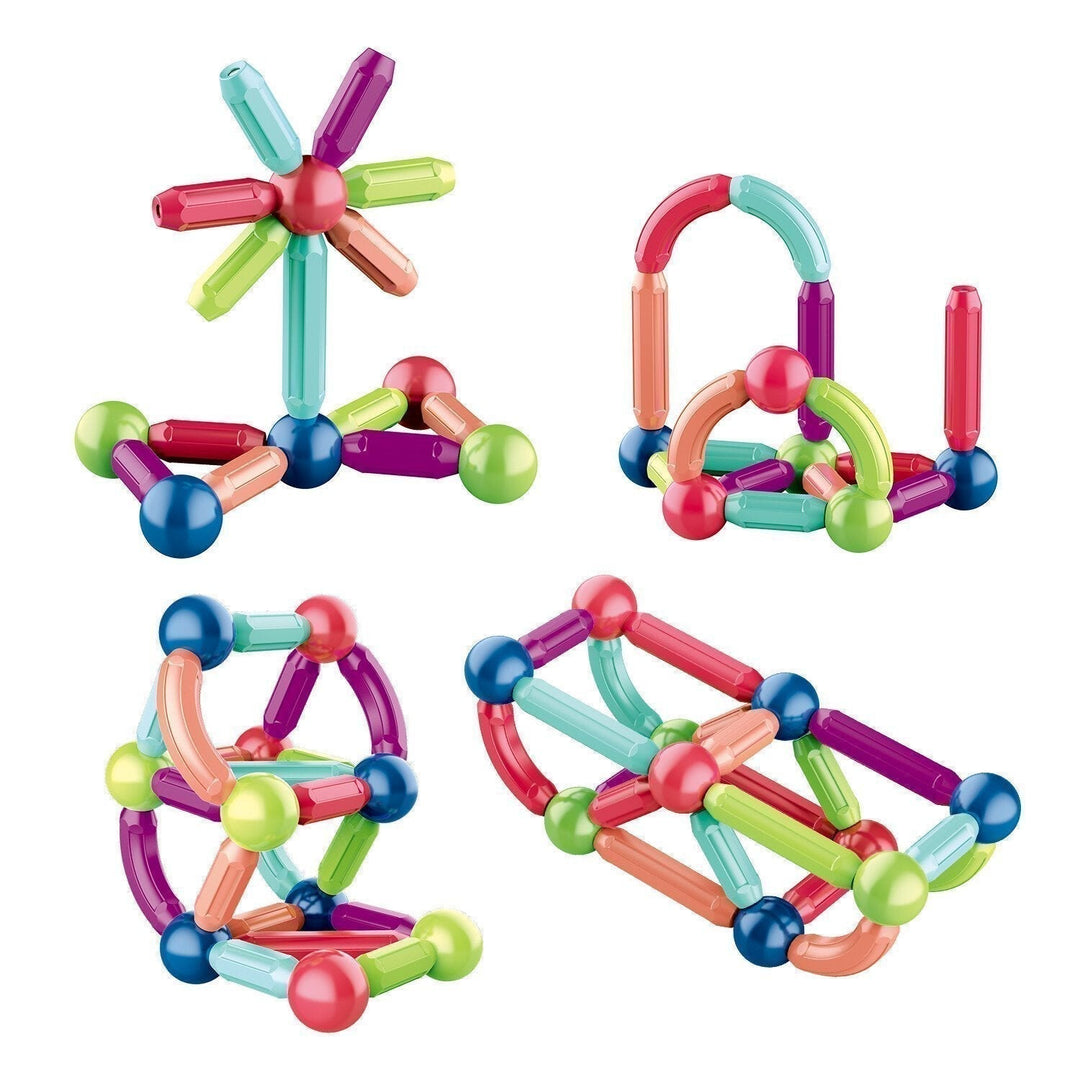 Magnetische Bausteine verbessern Feinmotorik, räumliches Denken & Problemlösung bei Kindern.