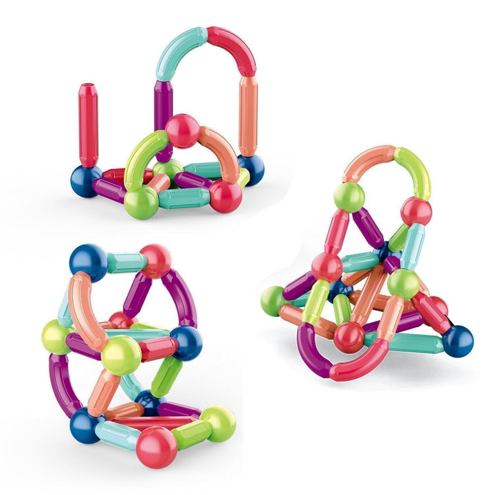 Glückliche Kinder spielen mit magnetischen Bausteinen, bauen Türme, Häuser & Fahrzeuge.