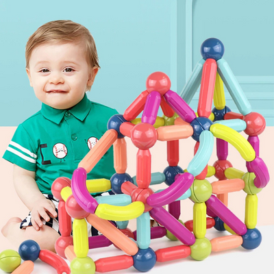 Pädagogisches Lernspielzeug: magnetische Bauklötze für Vorschulkinder.