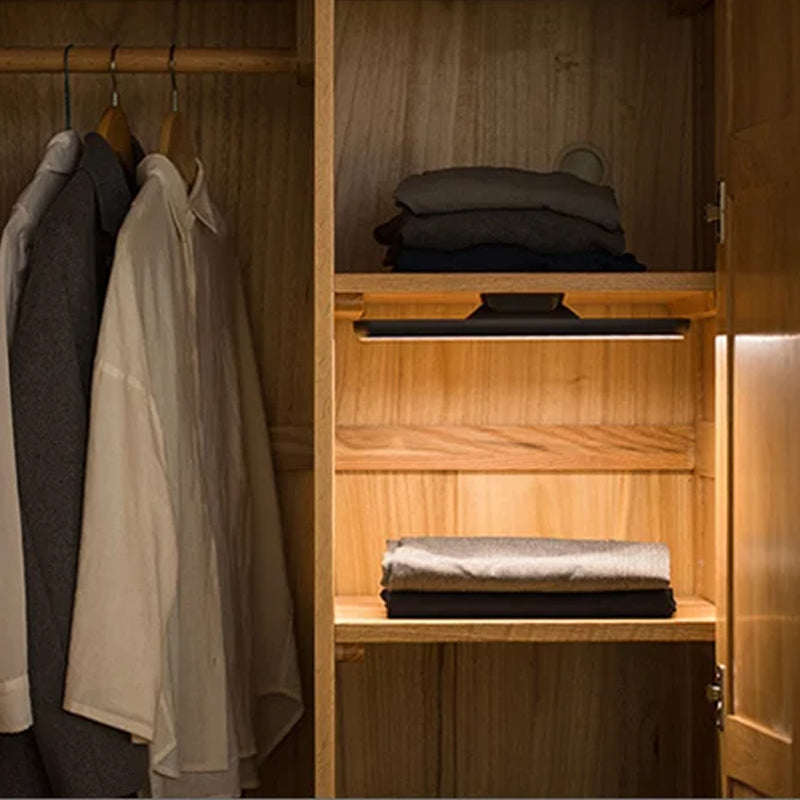 Flexible magnetische LED-Lampe mit Touch-Steuerung, ideal als Wand- oder Schreibtischlampe.