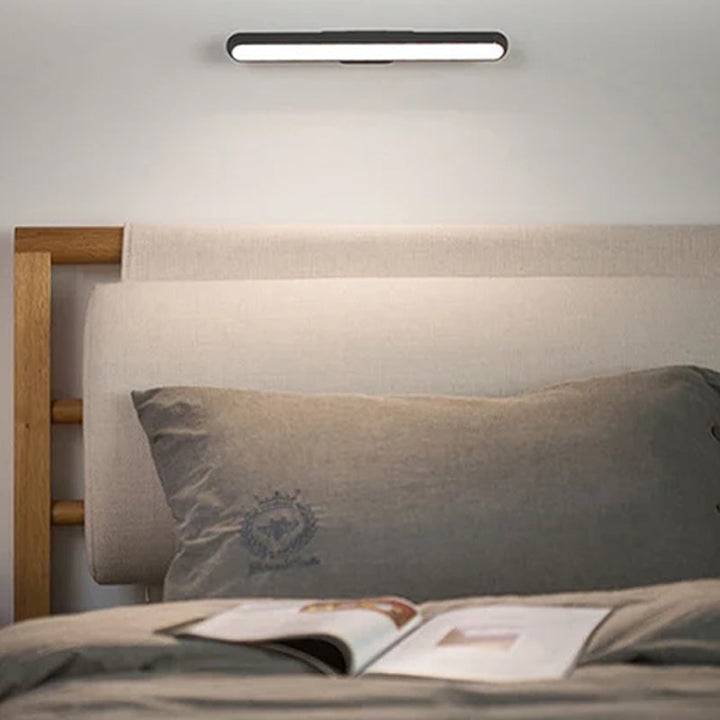 Elegante magnetische LED-Schreibtischlampe, kabellos, augenschonend & dimmbar für optimale Arbeitsbedingungen.