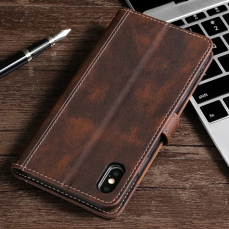 Braune Leder Handyhülle mit Wallet für iPhone. Magnetischer Verschluss, Schutz vor Kratzern, praktischer Karten-Organizer.