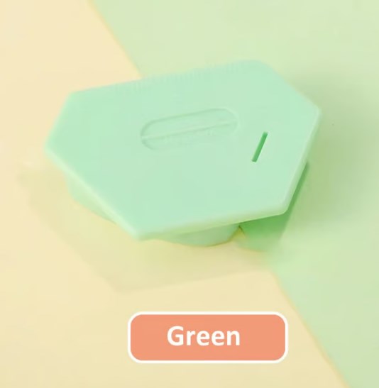 Magnetische Nähführung in der Hand, zeigt die kompakte Größe des Präzisions-Nähzubehörs.