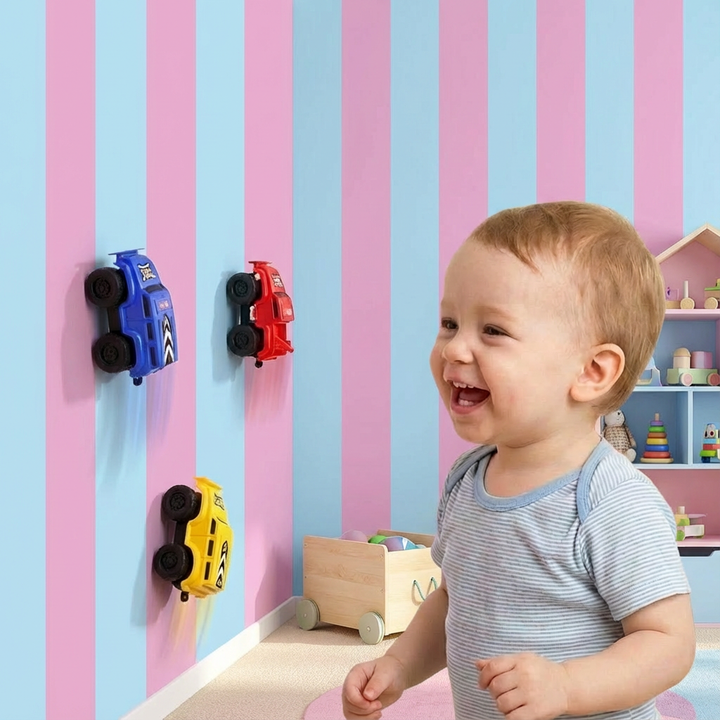 Glückliche Kinder spielen mit magnetischen Spielautos, die fröhlich die Wände hochklettern.