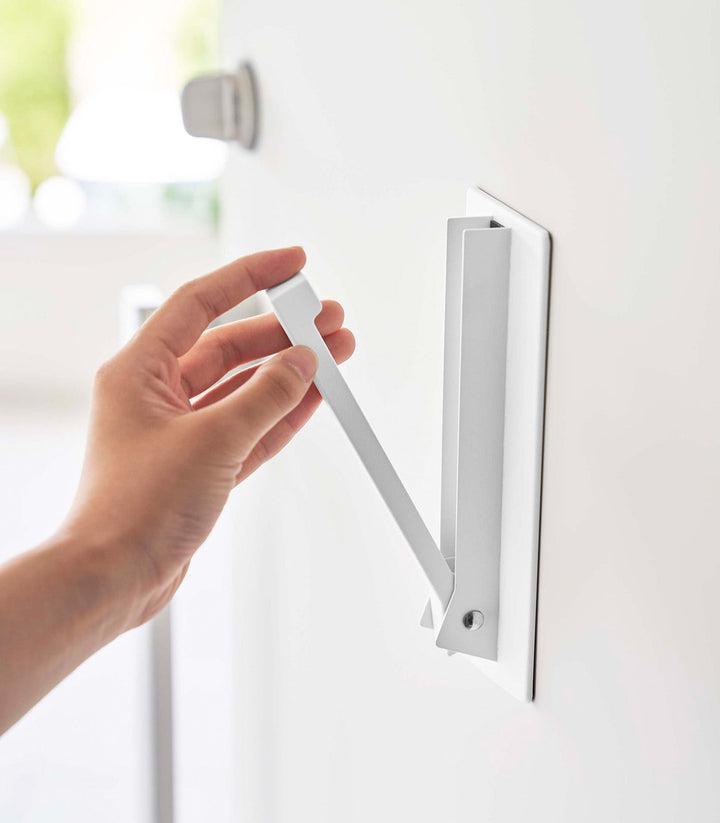 Funktionaler magnetischer Wandhaken aus Stahl. Einklappbar, bohrfrei, ideal für platzsparende Büro-Organisation.