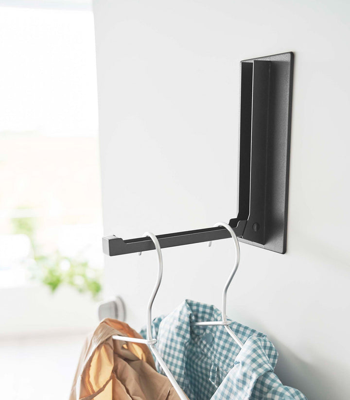Magnetischer Wandhaken aus robustem Stahl. Einklappbar, bohrfrei, perfekt für platzsparende Küchenorganisation.
