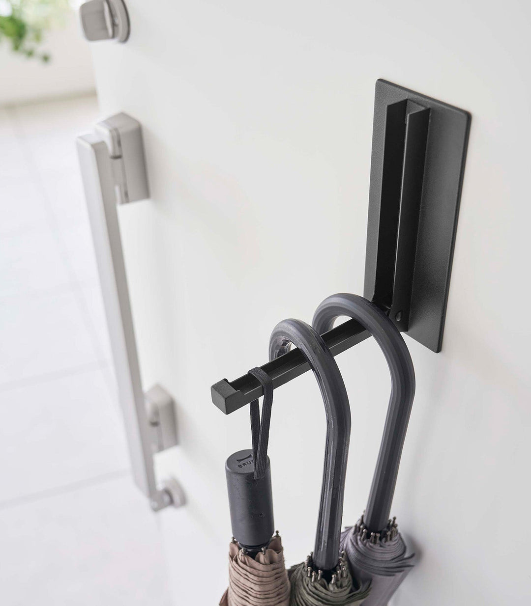 Innovativer magnetischer Klapphaken aus Stahl. Bohrfrei für flexible Aufbewahrung im Bad, Küche oder Büro.