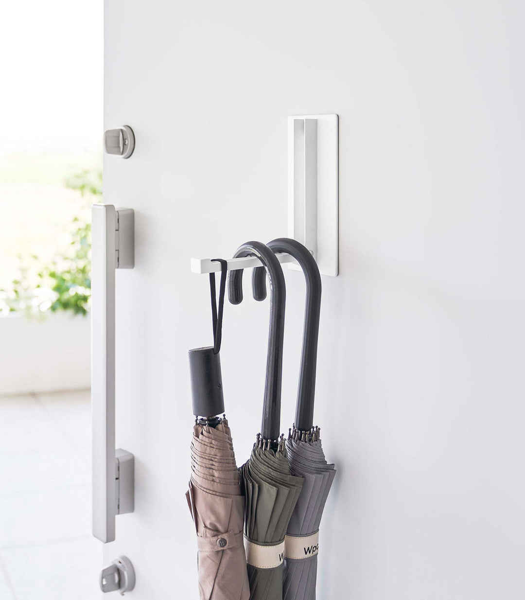 Eleganter magnetischer Klapphaken aus Stahl. Bohrfrei an glatten Oberflächen, ideal für Flur & Garderobe.