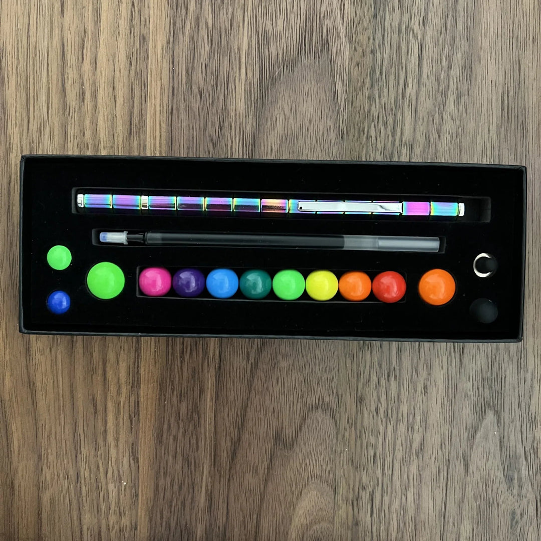 Hände spielen mit dem magnetischen Zappelstift, ein vielseitiges Fidget Spielzeug zur Dekompression.